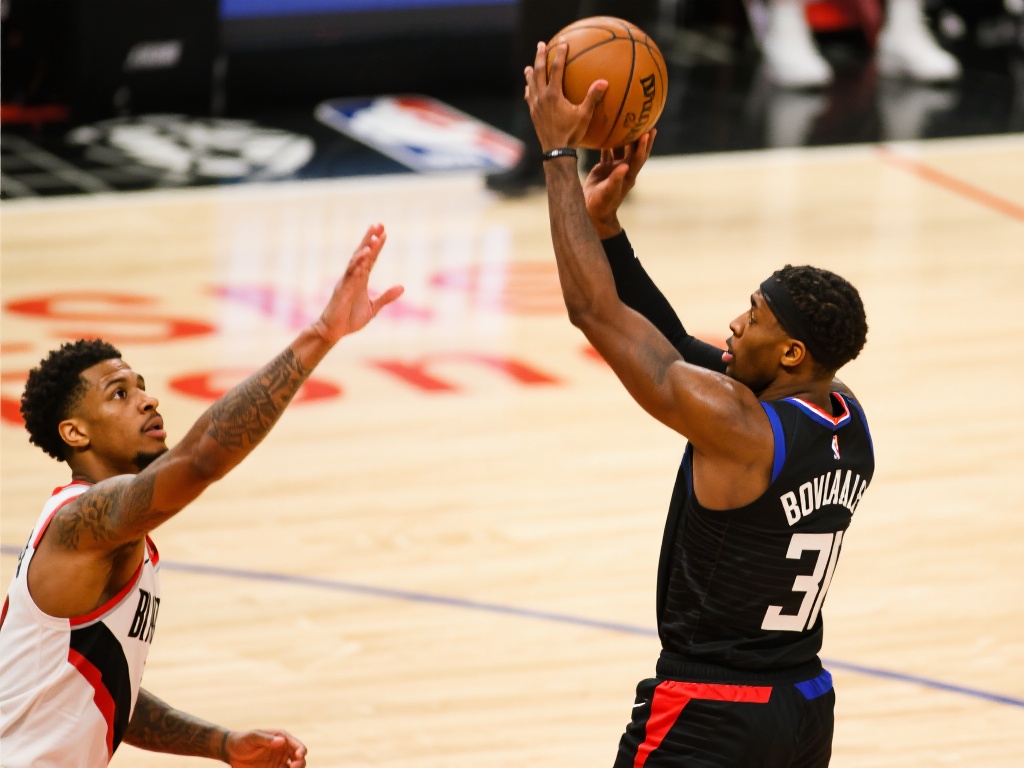 里夫斯开场两记三分强势开局,波杰连飙三记三分强势反击 面对里夫斯的火热开局,波杰没有选择退缩,